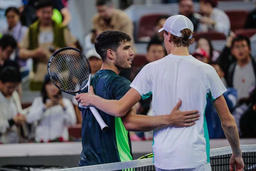 Carlos Alcaraz e Jannik Sinner si salutano alla fine del loro incontro al torneo di Pechino dello scorso ottobre
