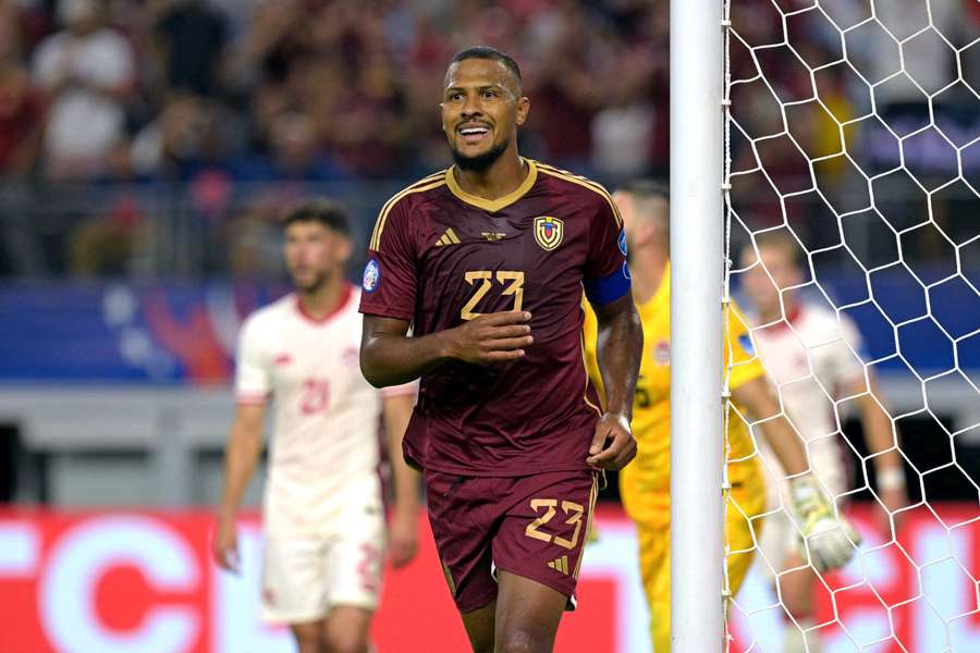 Rondón empató el partido con un soberbio golazo desde el centro del campo