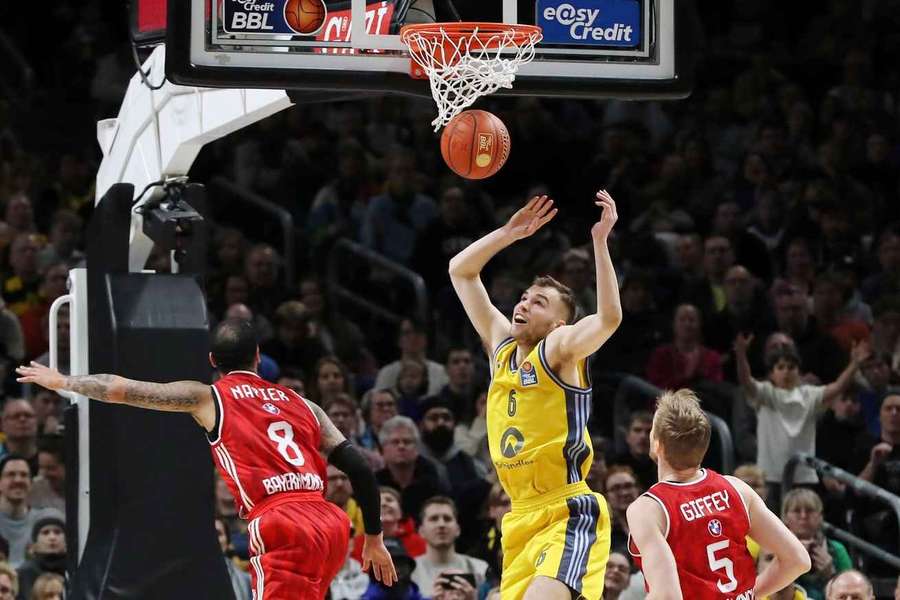 Malte Delow (M.) mit dem Dunk für Alba Berlin gegen den FC Bayern.