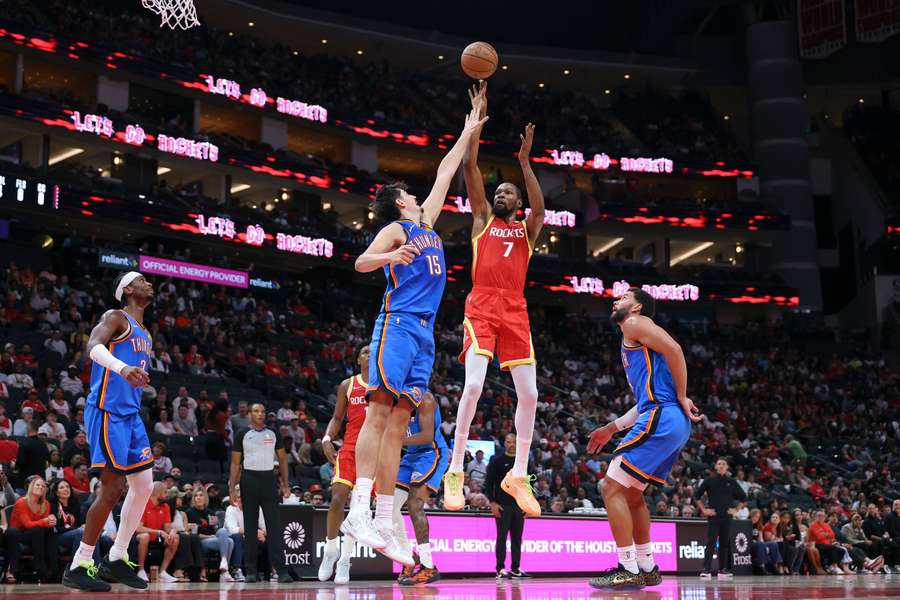 Aday Mara trata de frenar a Kevin Durant Aday Mara trata de frenar a Kevin Durant