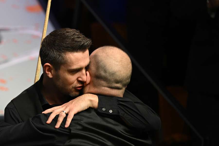 Mark Selby (li.) zeigte sich als fairer Verlierer