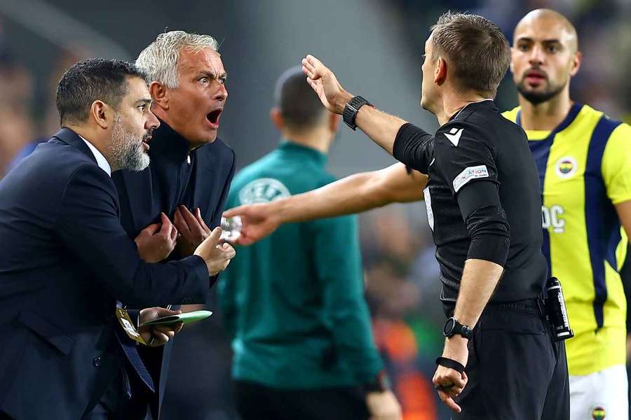 L'arbitro Clement Turpin manda in tribuna l'allenatore del Fenerbahce Jose Mourinho (2-L) 