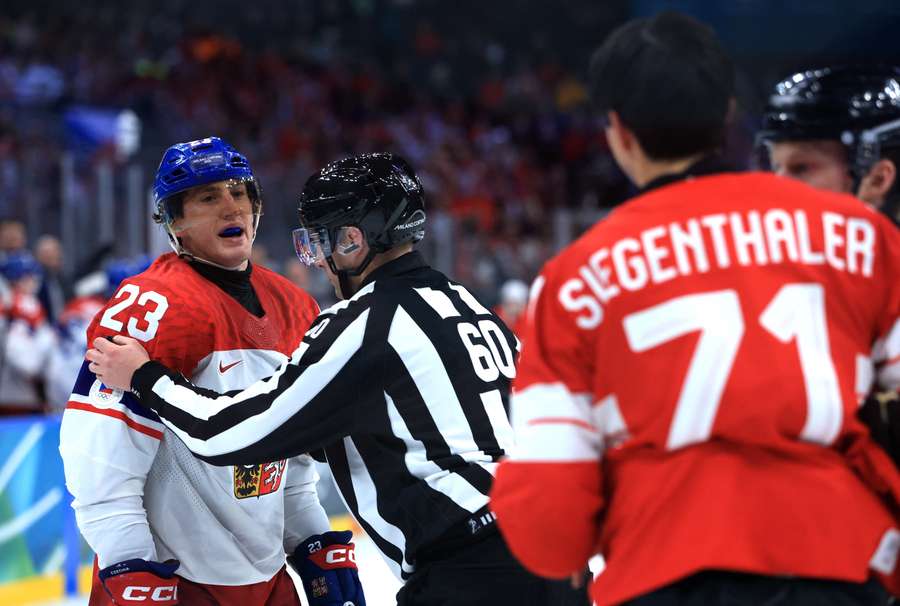 Sedlák měl se Siegenthalerem v utkání několik konfliktů.