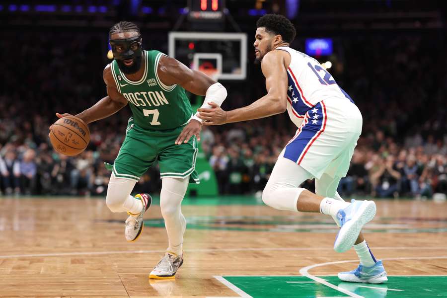 Bostons Jaylen Brown dribbelt voorbij Philadelphia's Tobias Harris