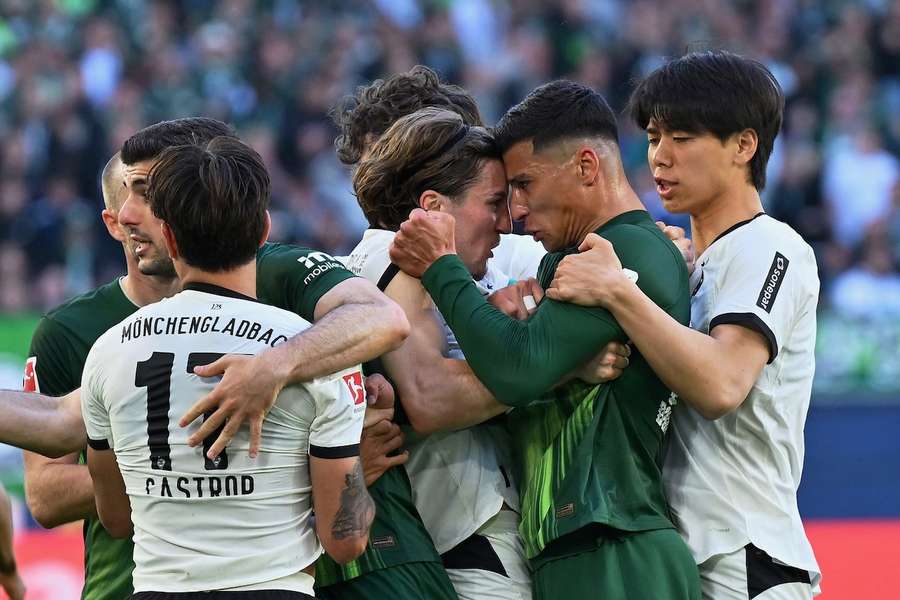 Zum Ende der Partie gegen Mönchengladbach brachen sich auf bei den Wolfsburgern die Emotionen Bahn. Zum Ende der Partie gegen Mönchengladbach brachen sich auf bei den Wolfsburgern die Emotionen Bahn.