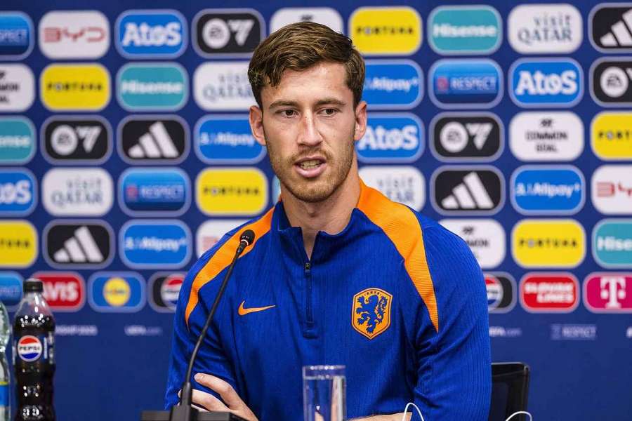 Robin Roefs speaking to the press in Bratislava