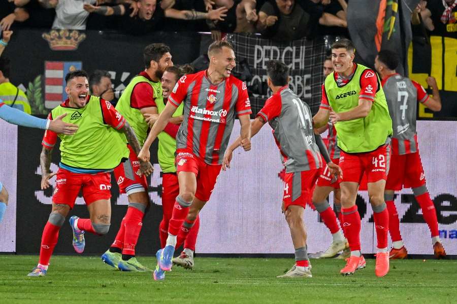 Gracze Cremonese i ich radość z awansu.