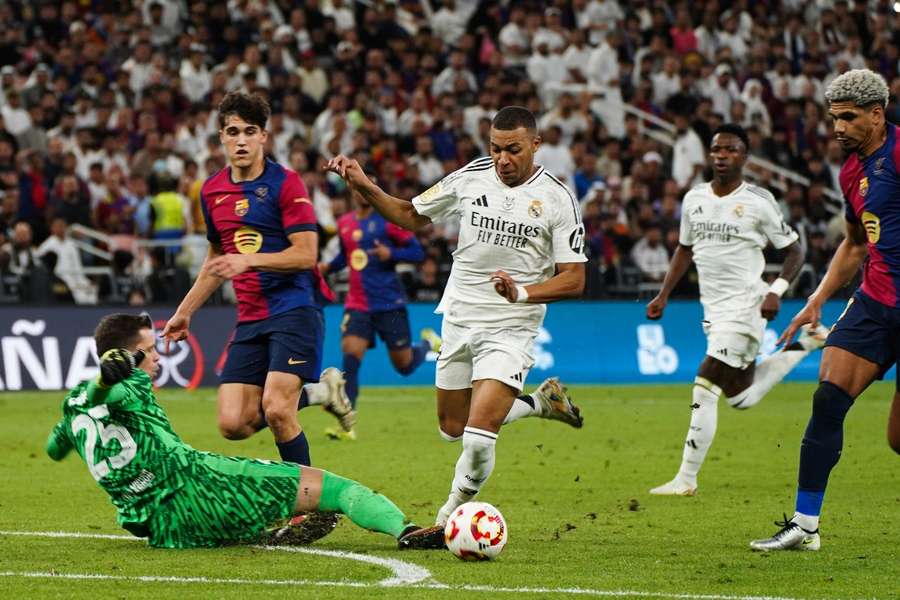 Lance de la final de la Supercopa de 2025 entre Barcelona y Real Madrid Lance de la final de la Supercopa de 2025 entre Barcelona y Real Madrid
