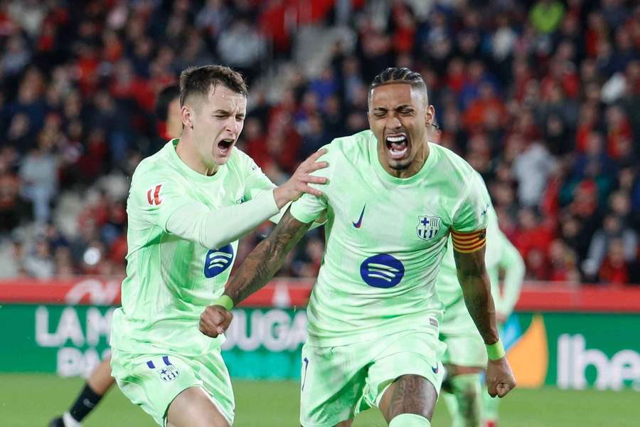 Raphinha (r.) bejubelt seinen Treffer für Barcelona auf Mallorca.