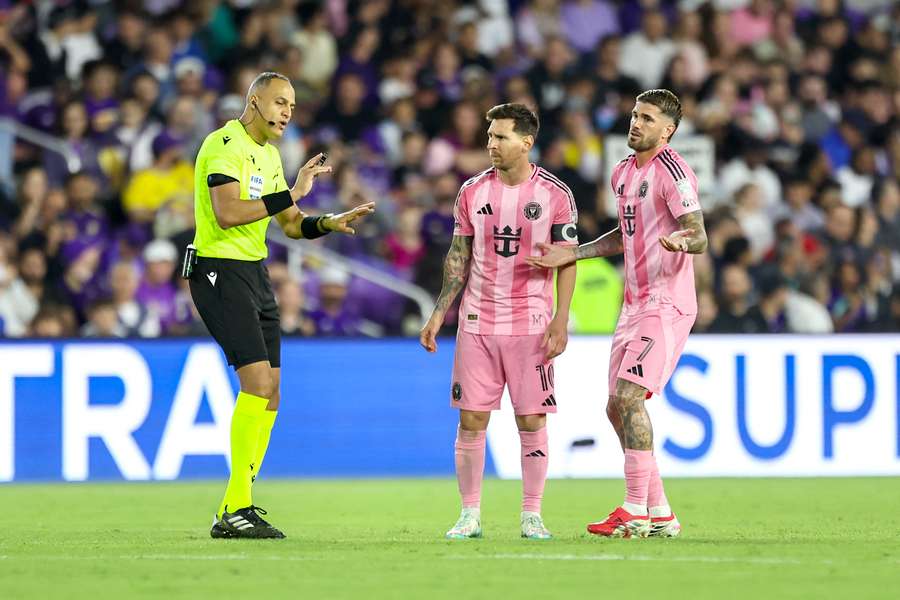 Lionel Messi într-un meci arbitrat de Ismail Elfath Lionel Messi într-un meci arbitrat de Ismail Elfath