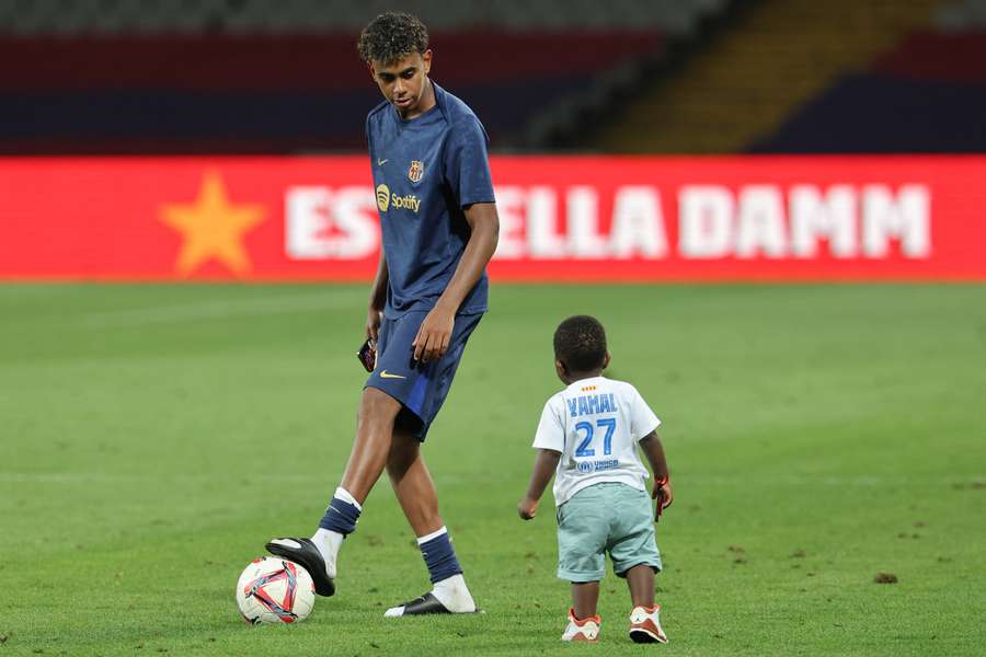 Lamine Yamal (l.) spielt mit seinem Bruder Keyne Lamine Yamal (l.) spielt mit seinem Bruder Keyne