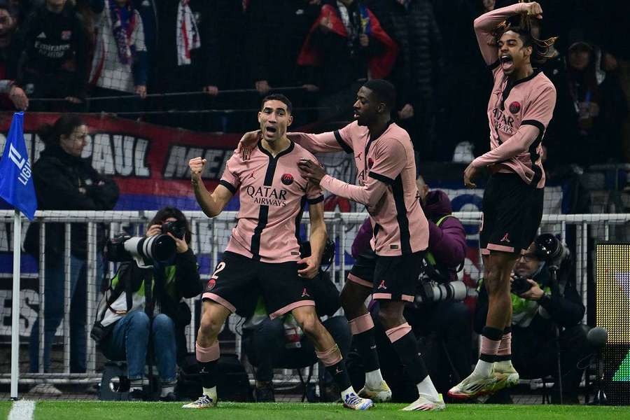 Achraf Hakimi, Ousmane Dembélé et Bradley Barcola heureux après l'ouverture du score. 