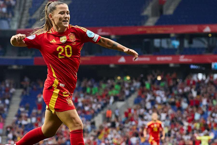 Claudia Pina celebra uno de sus dos goles ante Inglaterra