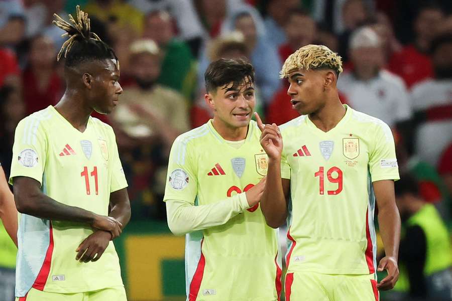 Lamine, Pedri y Nico con España