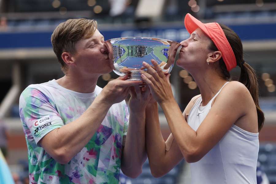 Anna Danilina e Harri Heliovaara levantam o troféu depois de vencerem a final
