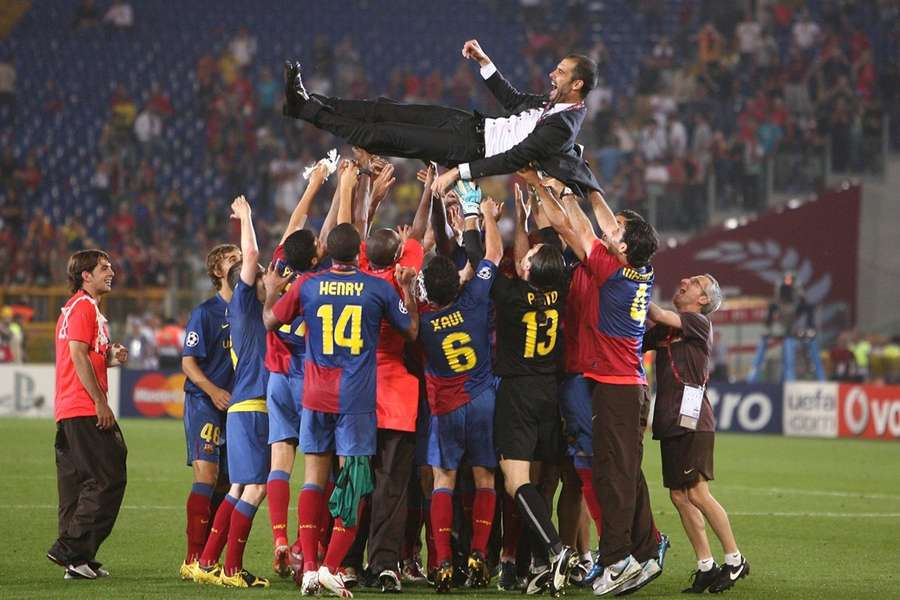 Pep Guardiola, purtat pe brațe de jucătorii Barcelonei după finala din 2009
