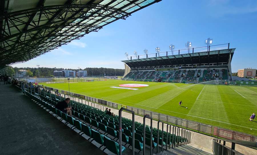 Stadion przy Hutniczej w Stalowej Woli widziany z południowej trybuny