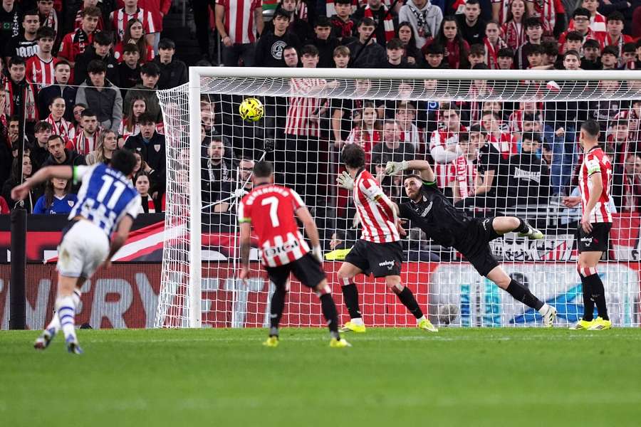 Gonçalo Guedes marcou um golaço aos 37 minutos