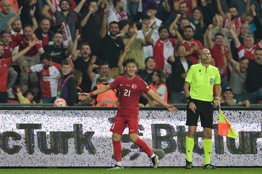 Arda Güler viert zijn eerste interlanddoelpunt voor Turkije.