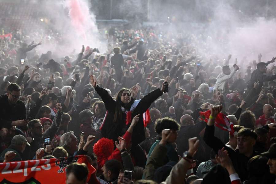 Nebunie la Wrexham! Fanii au invadat terenul pentru a sărbători promovarea