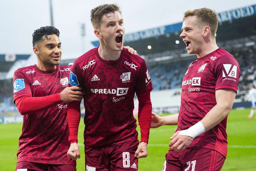 Petur Knudsen jubler efter sin scoring til - 1 under superligakamp mellem OB og Lyngby Boldklub