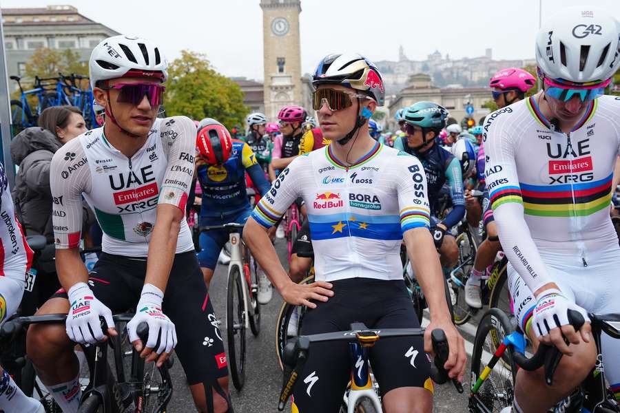 Isaac del Toro, Remco Evenepoel und Brandon McNulty an der Startlinie Isaac del Toro, Remco Evenepoel und Brandon McNulty an der Startlinie
