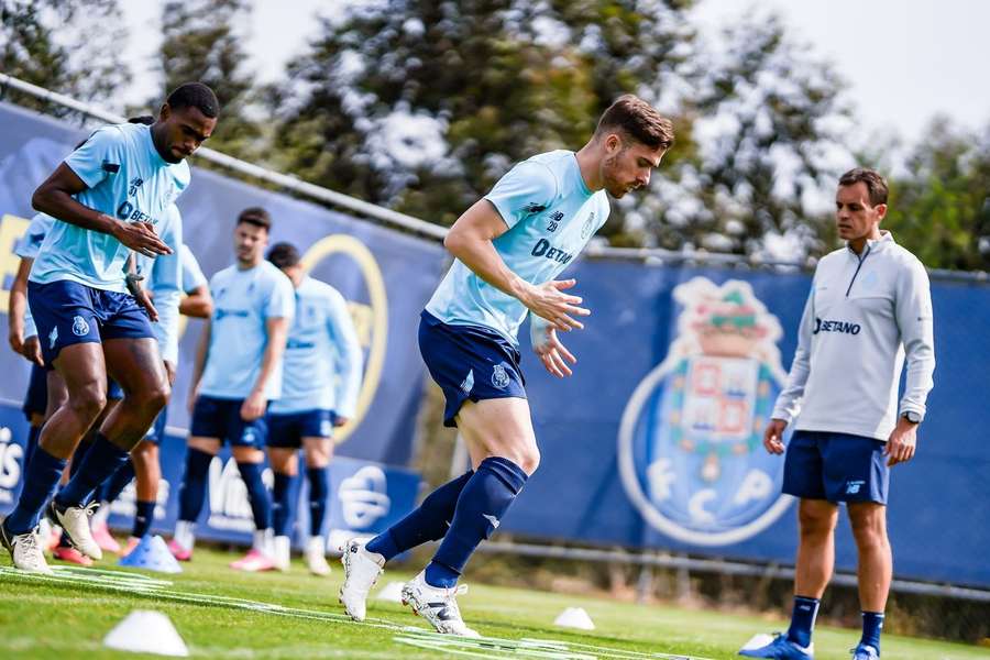 Toni Martínez e a equipa principal trabalham na Academia do Olival