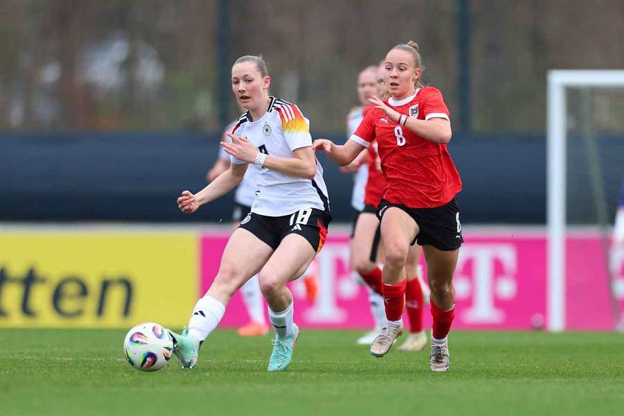 Valentina Pötzl (re.) im Duell mit Fiona Itgenhorst (GER) Valentina Pötzl (re.) im Duell mit Fiona Itgenhorst (GER)