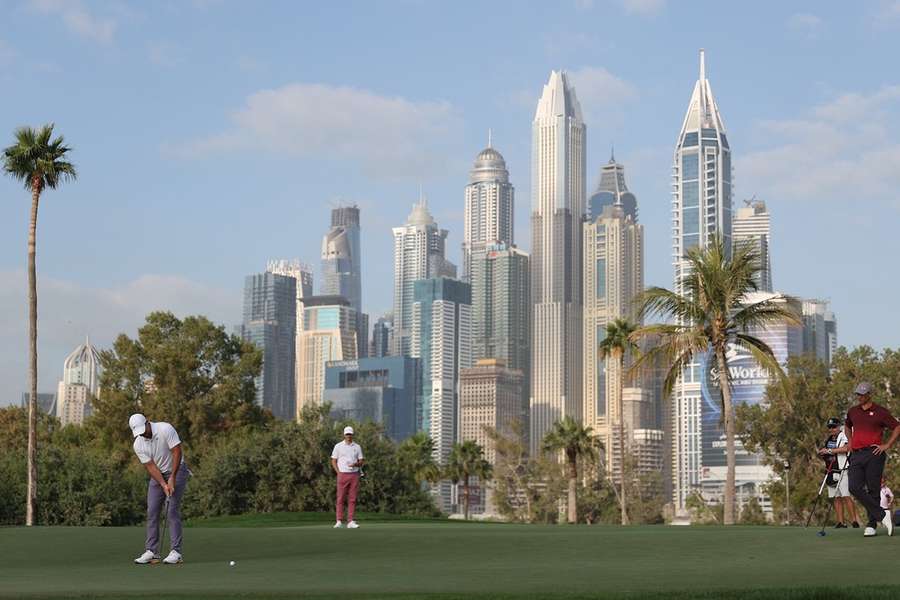 Rory McIlroy impegnato all'Hero Dubai Desert Classic