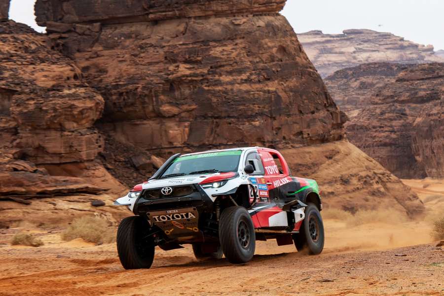 Der saudische Fahrer Yazeed Al Rajhi und der deutsche Co-Pilot Dirk von Zitzewitz in ihrem Toyota Hilux Overdrive.