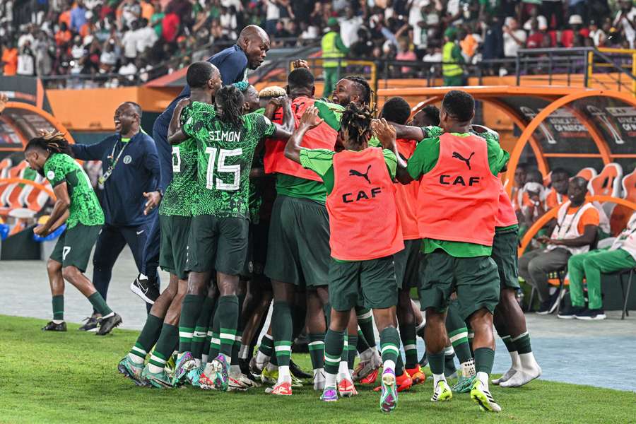 Jogadores da Nigéria comemoram a classificação para as quartas de final