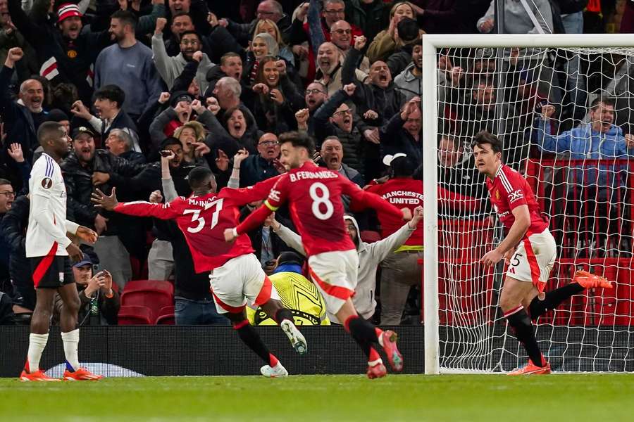 Maguire slaví svůj gól na 5:4 během druhého zápasu čtvrtfinále Evropské ligy proti Lyonu. Maguire slaví svůj gól na 5:4 během druhého zápasu čtvrtfinále Evropské ligy proti Lyonu.