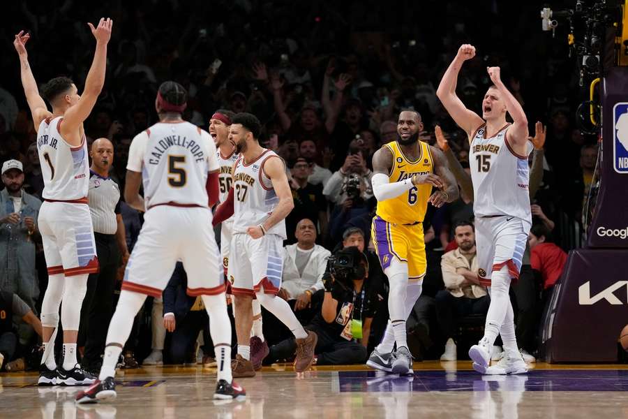 Ani LeBron James nedokázal nasměřovat Lakers do finále.