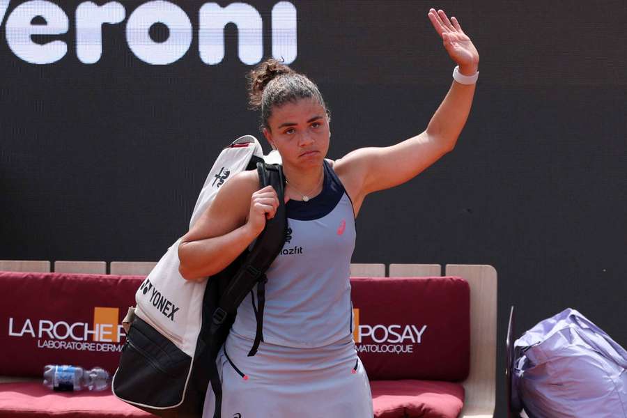 Jasmine Paolini waves goodbye to the Rome crowd