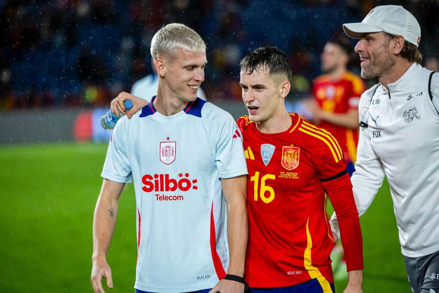 Marc Casadó com Dani Olmo no final do jogo Espanha-Suíça.