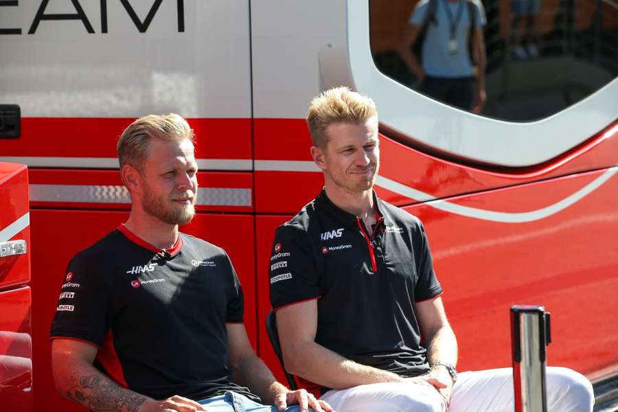 Kevin Magnussen en Nico Hülkenberg tijdens de GP van Oostenrijk op 29 juni