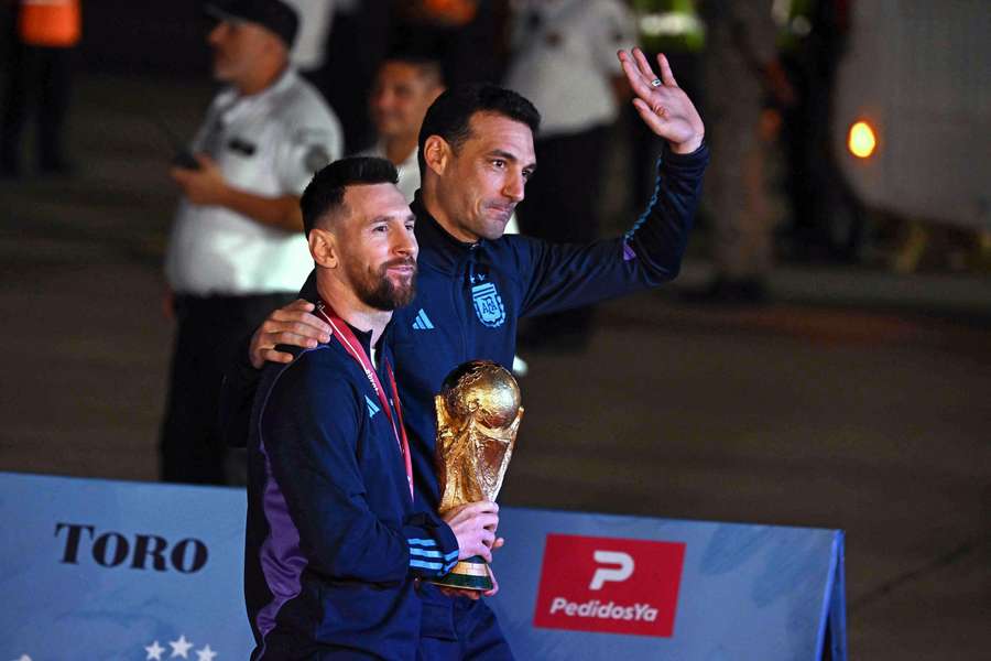 Chegada de Scaloni e Messi à Argentina depois da conquista da Copa de 2022 Chegada de Scaloni e Messi à Argentina depois da conquista da Copa de 2022