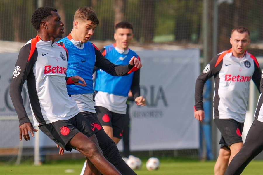 Jucătorii FCSB la antrenament