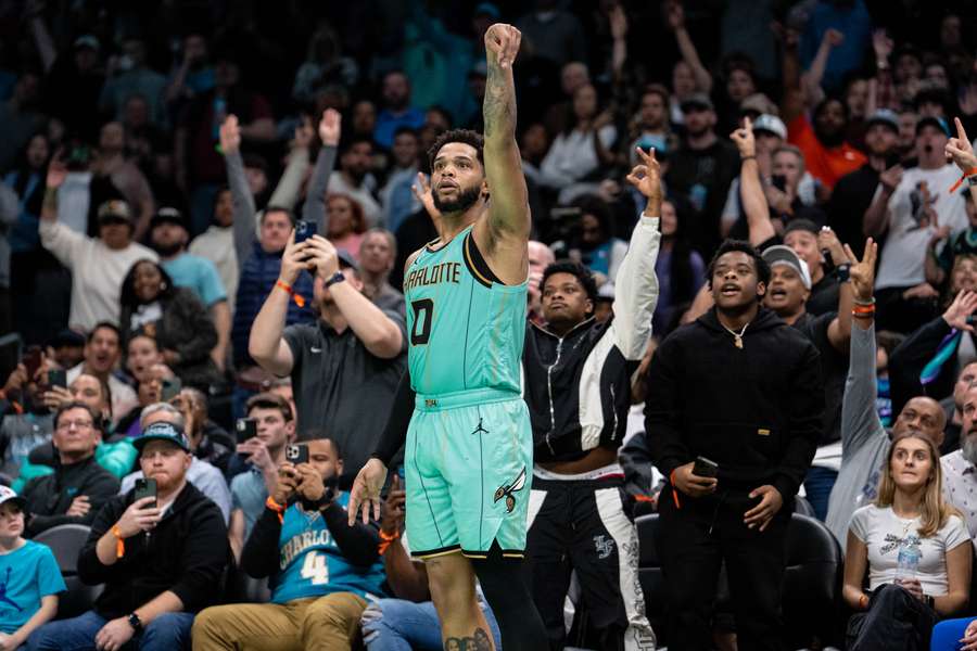 Bridges celebra el triple anotado.