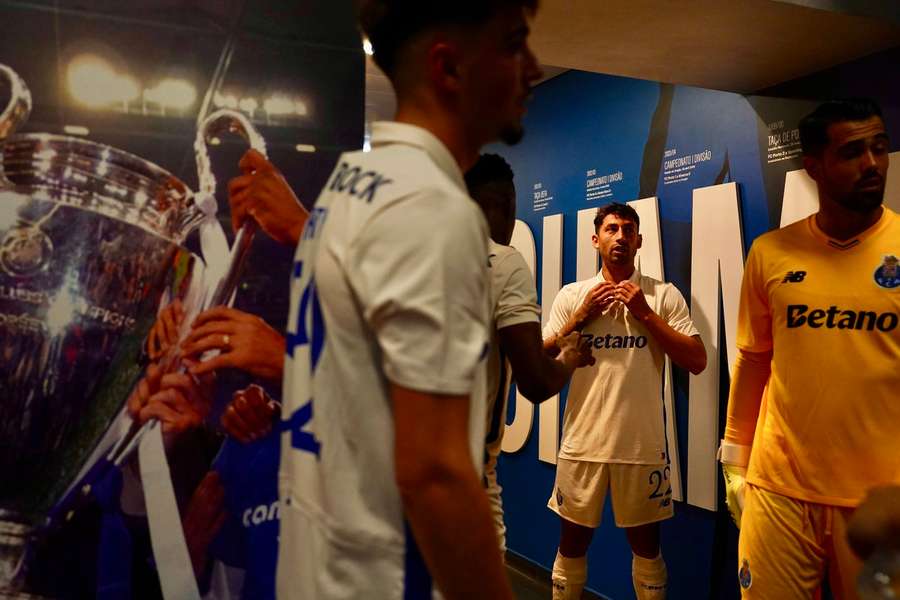Alan Varela, médio do FC Porto, com a camisola alternativa