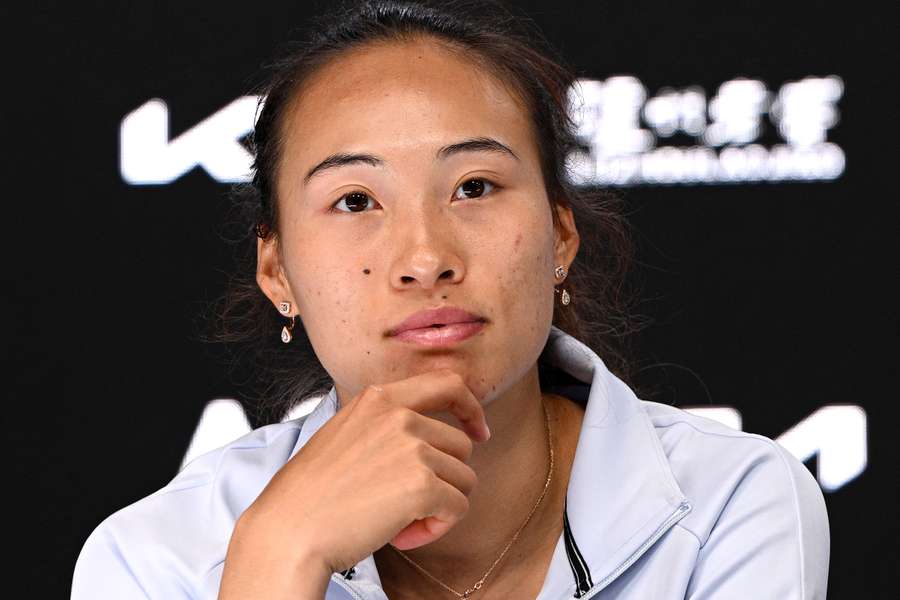 Zheng Qinwen devant les journalistes ce mercredi.