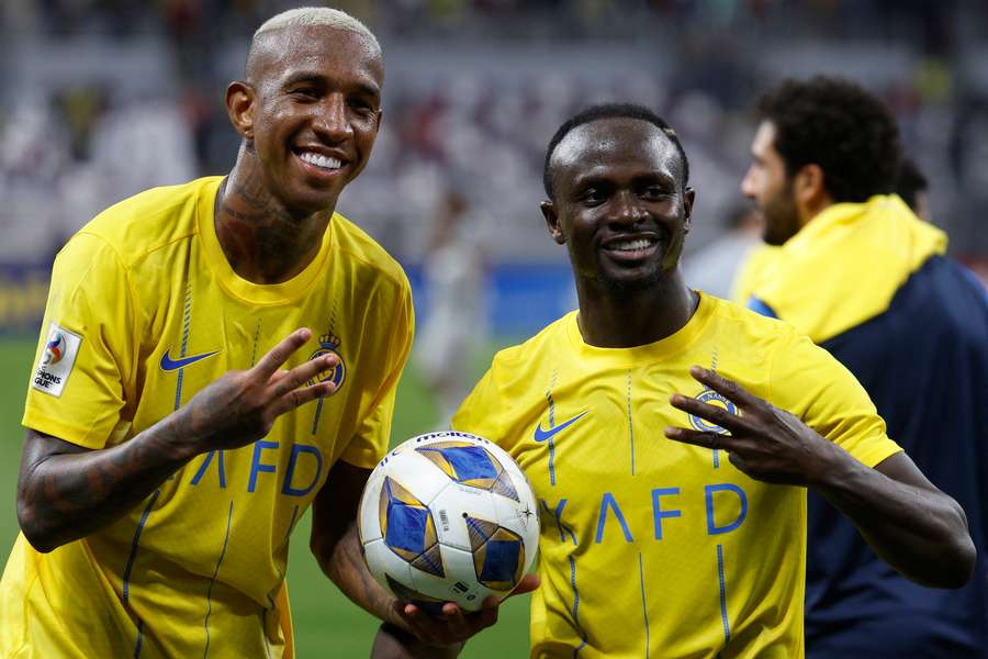 Talisca e Mané celebram hat-trick do brasileiro no Catar