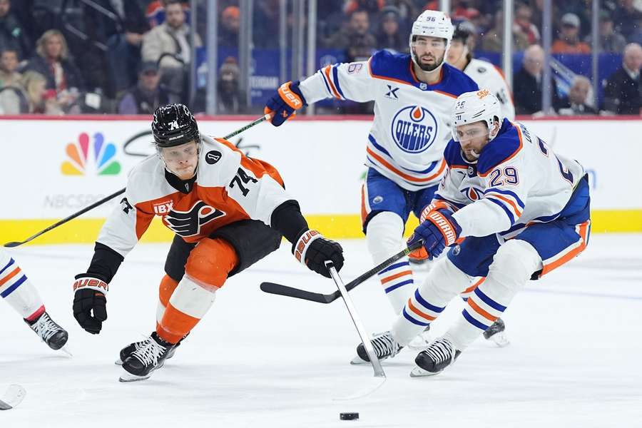 Draisaitl (r.) und sein Team haben sich gegen die Flyers durchgesetzt