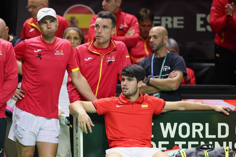 Rafael Nadal, Roberto Bautista Agut și Carlos Alcaraz, după înfrângerea Spaniei la turneul final al Cupei Davis din 2024, la Malaga Rafael Nadal, Roberto Bautista Agut și Carlos Alcaraz, după înfrângerea Spaniei la turneul final al Cupei Davis din 2024, la Malaga