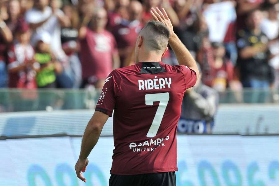 AC Miláno víťazne, emotívna rozlúčka Ribéryho, divoký zápas v prospech Interu