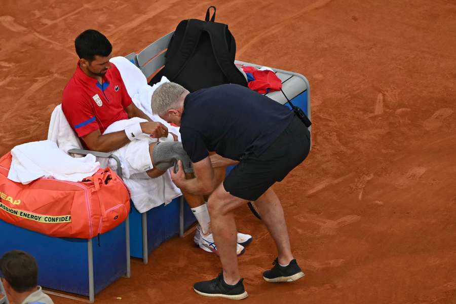 Novak Djokovic fik behandling i sin kvartfinalekamp.