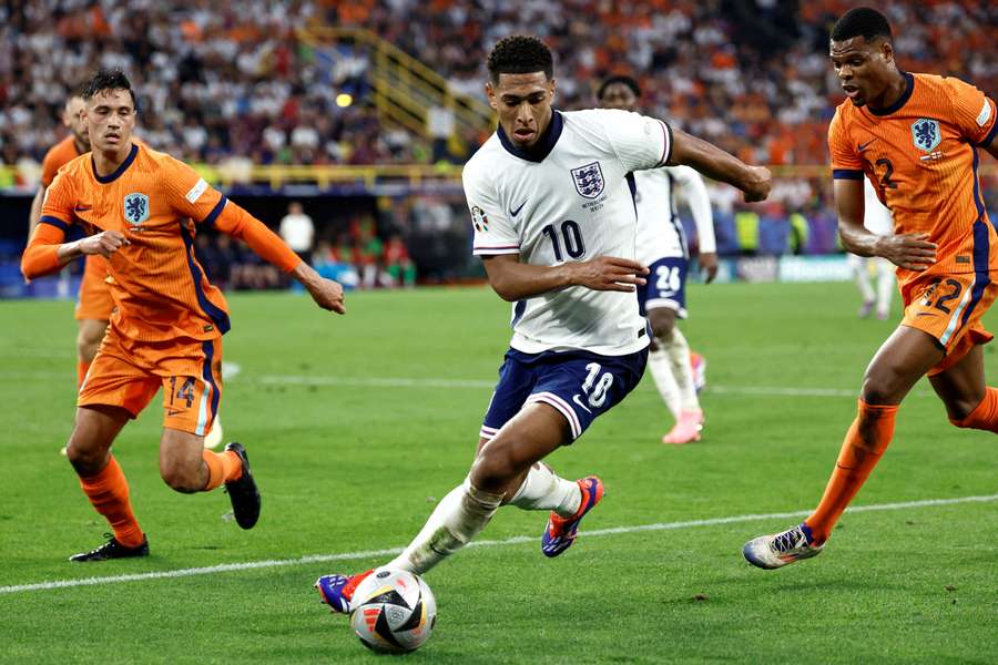 Bellingham em ação na partida contra a Holanda 