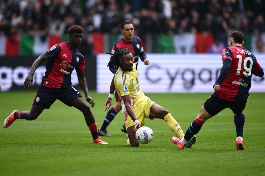 Khephren Thuram v obležení hráčů Cagliari.