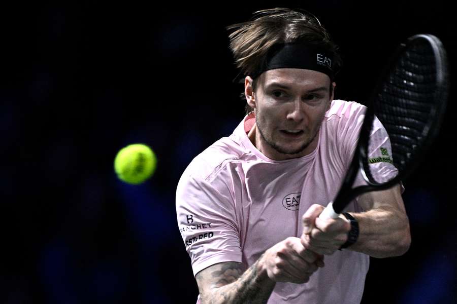 Alexander Bublik executa uma resposta de esquerda a Taylor Fritz Alexander Bublik executa uma resposta de esquerda a Taylor Fritz