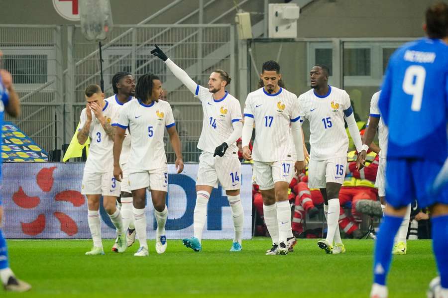 Adrien Rabiot esulta per il gol contro l'Italia